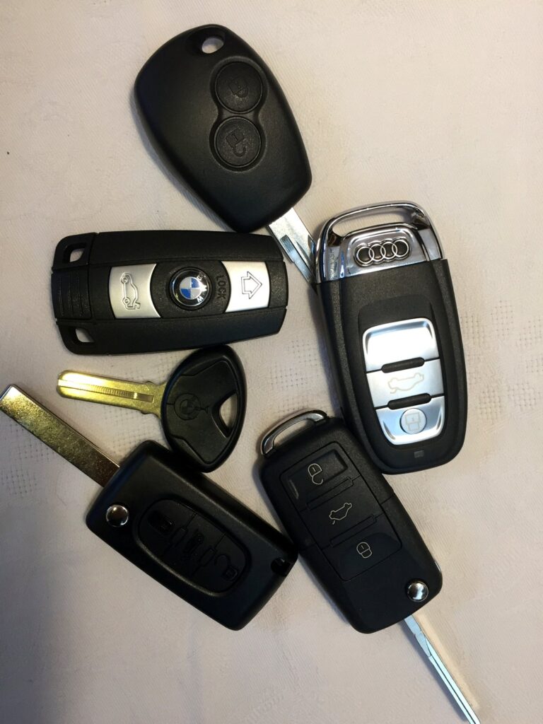 različiti tipovi auto ključeva daljinski smart ključ